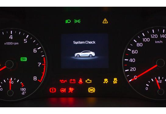 Auton vika- ja merkkivalot – tiedätkö, mitä ne merkitsevät?