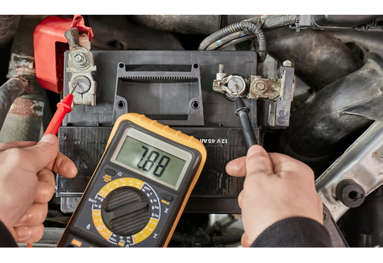 Huono auton akku aiheuttaa päänvaivaa