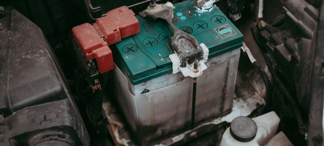 Akunvaihto varmistaa autosi toimivuuden my&ouml;s kiireisin&auml; aamuina.